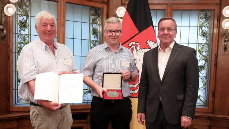 Die Sportplakette des Bundespräsidenten überreichte Minister Boris Pistorius (rechts) den Vertretern des SuS Rhede Gerd Schmitz (links) und Michael Nintemann.