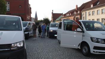 Mit vier Kleinbussen fahren Fußballer und Fans der Lebenshilfe nach Duisburg
