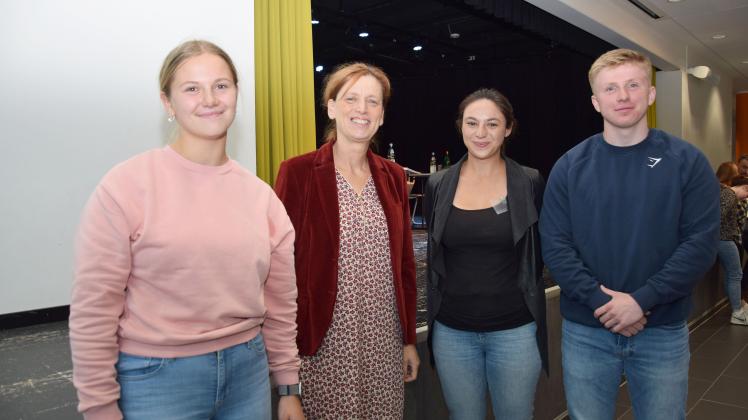 Schülerin Katrin Naeve, Ministerin Karin Prien, Denise Ünal (Lehrerin und Organisatorin des Treffens) und Schüler Joost Zahalka (von links)
.