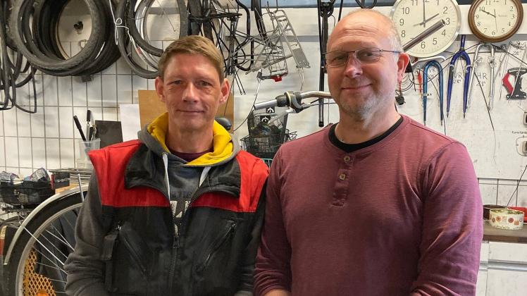 Betriebsleiter Thorsten Ehlers (re.) und Andreas Tödt, der im BrAWO-Center Bad Oldesloe, für die Reparaturen zuständig ist, freuen sich über gespendete Fahrräder und Ersatzteile. (Foto: AWO BA)
