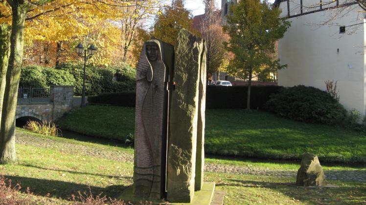 Bersenbrück im Herbst: Skulptur „Vierfalt“ an der Klosterpforte.