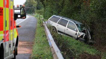 Unfall auf A23 bei Pinneberg: Der VW des Mannes ist ein Totalschaden. Das Auto musste abgeschleppt werden.