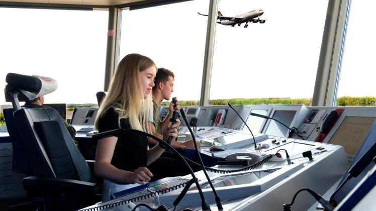 Die Flugzeuge vom Tower des FMO im Blick. Anna Hüsmann absolviert eine Ausbildung zur Lotsin.