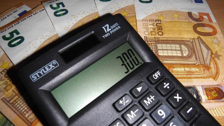 Taschenrechner mit 300 Euro *** 300 Euro calculator Copyright: xLobeca/RalfxHomburgx