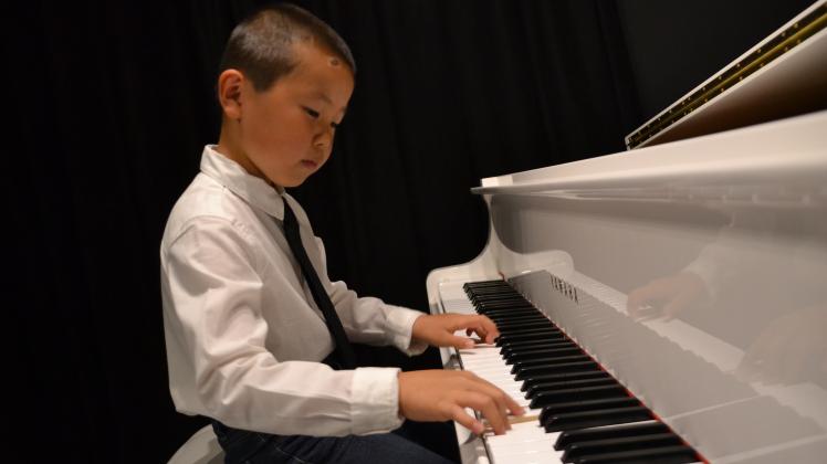 Jonas Guo spielt auf dem Flügel der Musikhochschule Little Opera