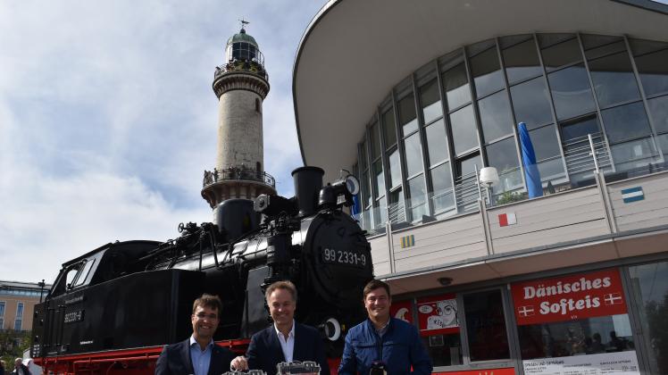 Beim Anblick von Loks werden auch gestandene Männer gefühlt wieder zu Jungs: MBB-Geschäftsführer Michael Mißlitz (v.l.), Bausenator Holger Matthäus (Grüne) und Landrat Sebastian Constien (SPD) vor der Lok 992331-9 am Fuße des Leuchtturms. 