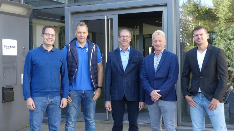 Peter Gottschalk (Mitte) arbeitet seit 40 Jahren bei der Firma Steinbeis-Papier und wurde dafür von Dennis Voss, Dirk Schöller, Jörg Behrens und Roland Wontorra (von links) gefeiert.