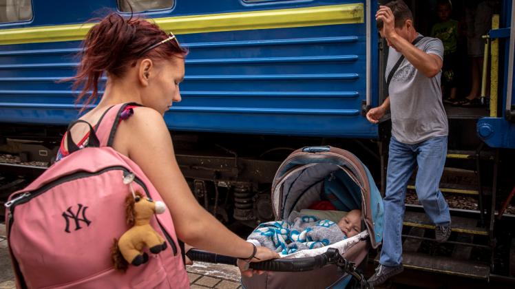 Ukraine-Konflikt, Evakuierungen aus der Region um Pokrowsk August 5, 2022, Pokrovsk, Ukraine: A mother with her baby pre