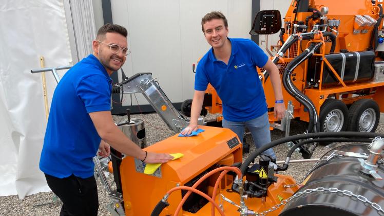Christopher Patitucci (links) und Pierre Burellier wienern am Stand von Schäfer Technic die Straßeninstandhaltungsmaschinen des Fellbacher Herstellers.