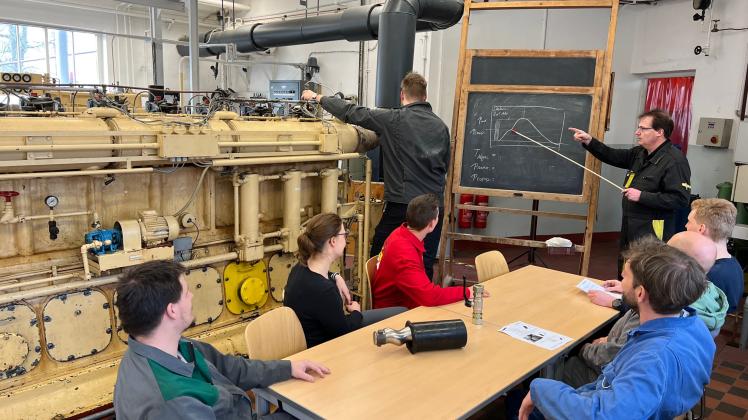 Im Maschinenlabor lehrt Attila Johanisson die Fachschüler in der maritimen Technik. Das Labor soll ab 2025 neu gebaut werden. 