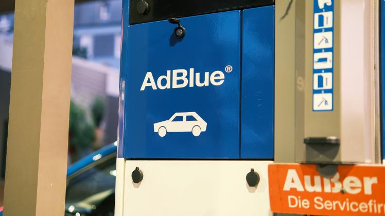 Düsseldorf 18.08.2022 AdBlue Total Tankstelle Benzinpreis Benzin Treibstoff Preiserhöhung Rohöl-Knappheit Diesel Zapfsä