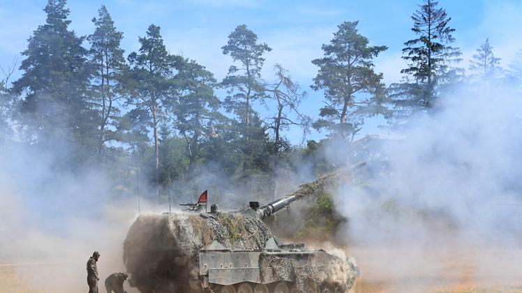TOPSHOT - The self-propelled howitzer 2000 tank (Panzerhaubitze 2000 or PzH 2000) of the German army (Bundeswehr) fires during exercise at the &apos;Dynamic Front 22&apos;, the US Army led NATO and Partner integrated annual artillery exercise in Europe, in Grafenwoehr, near Eschenbach, southern Germany, on July 20, 2022. - The &apos;Dynamic Front 22&apos; exercise, led by 56th Artillery Command, is the premier US led NATO and Partner integrated artillery exercise in Europe and includes more than 3000 participants from 19 nations. Allied artillery and supporting units practice integrating joint fires and test interoperability in a multi-national enviroment until 24 July, 2022. (Photo by Christof STACHE / AFP)