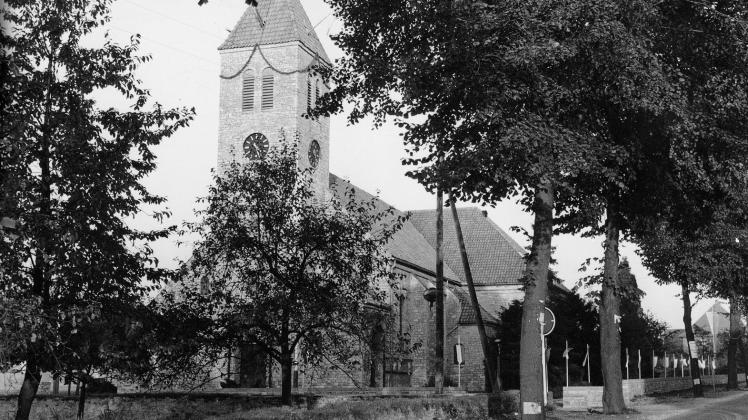 Die Hollager Josefskirche beim 40. Kirchweihfest im Jahr 1962. Die Hollager Straße war noch eine kaum befestigte Lindenallee. 