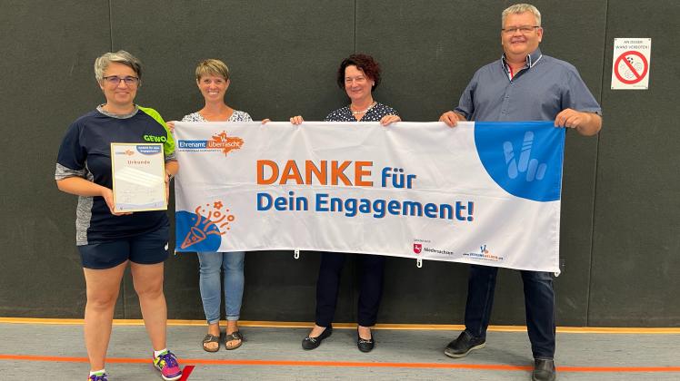 StadtSportBund und TV Jahn danken Irene Dölle für ihr Engagement in der Tischtennis-Abteilung des TV Jahn Delmenhorst
Aktion Ehrenamt überrascht
6. September 2022
von links: Irene Dölle (links), Christine Niemeyer (Abteilungsleiterin Tischtennis), Jutta Flege (Vorstandsmitglied TV Jahn) und Jochem Flege (1. Vorsitzender TV Jahn und stellvertretender Vorsitzender des Stadtsportbunds Delmenhorst).
