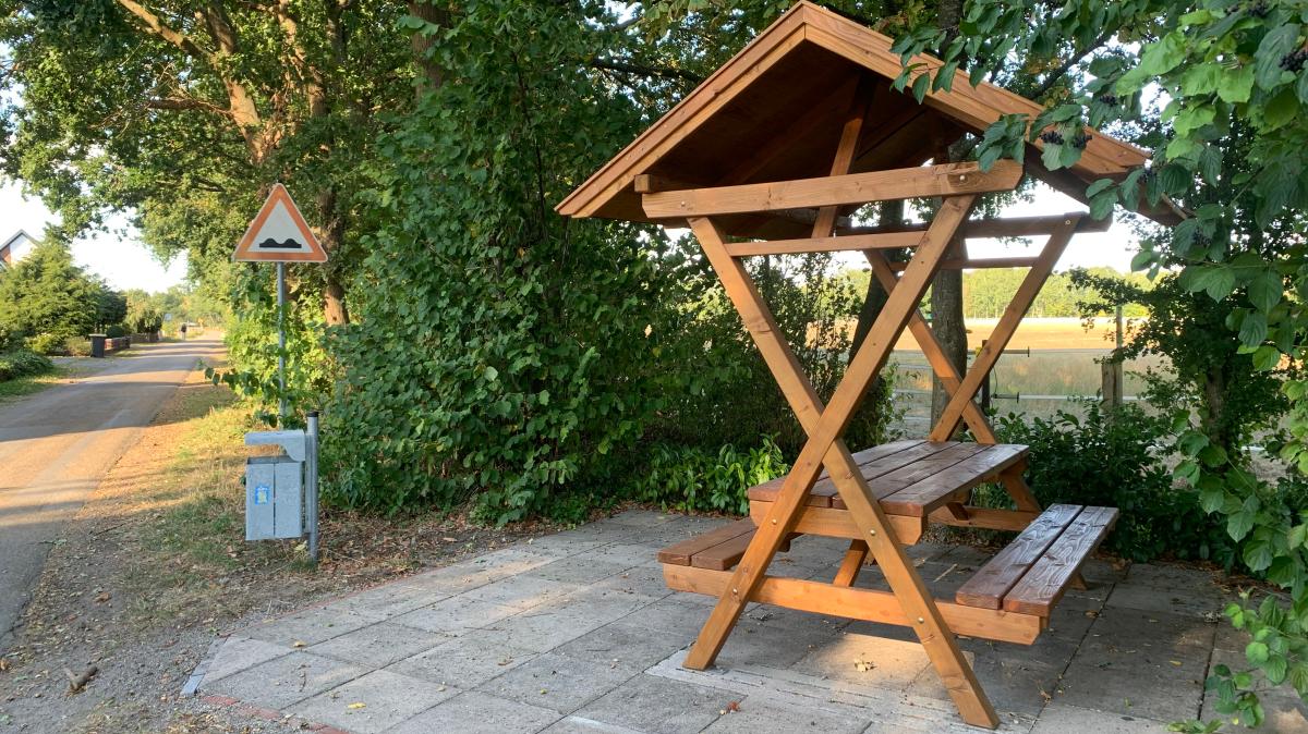 Wanderer und Spaziergänger in Sögeln erfreut über neue Sitzgruppe