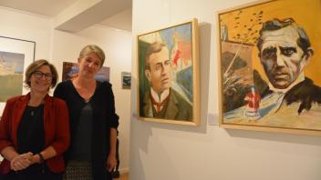 Zwei Malerinnen im 21. Jahrhundert: Petra Kraft (l.) und Marie Sander stellen in der Ausstellung „Italienische Reisen“ aus. Die Porträts zeigen Ernst-Neumann Neander und Hans Havemann.