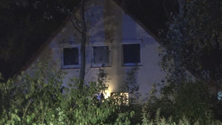 Bei einem Brand in diesem Haus ist in der Nacht zu Montag eine Frau gestorben.