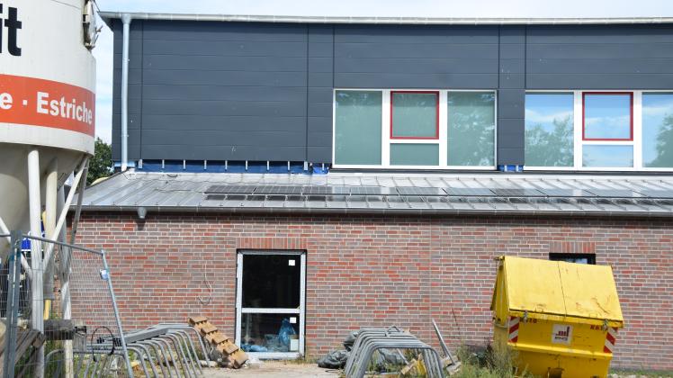 Die Sanierung der Sporthalle in Rieseby geht in kleinen Schritten voran. Die Photovoltaikanlage auf dem südlichen Anbau wurde jetzt installiert. Jetzt hakt es im Innenausbau in der Halle