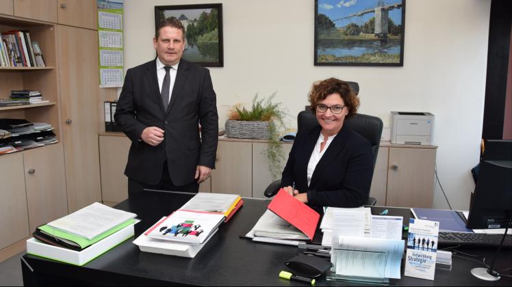 Bürgermeisterin Janet Sönnichsen und ihr Leitender Beamter Sven Wilke. Die Chefin ist in eine höhere Besoldungsgruppe gerutscht, bei Wilke ist die Erhöhung geplant. 