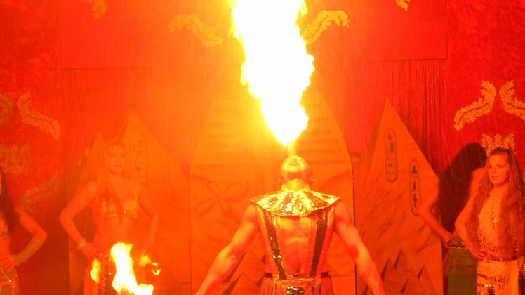 Hält nach Angaben der Veranstalter den Rekord im Spucken der längsten Flammen: Feuerspucker Ramangarni.