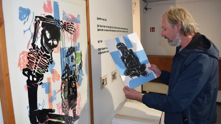 Zum Start des neuen Schuljahres hat die Rostocker Kunstschule auch eine neuen Ausstellung eröffnet. Kurator Matthias Dettmann sieht sich die Arbeiten von Helge Griem an. 
