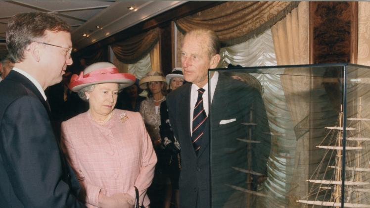 Werftchef Bernard Meyer zeigte Queen Elizabeth II. und ihrem Mann Prinz Phillip im April 1995 vor der Taufe der „Oriana“ in Southampton das Schiff.