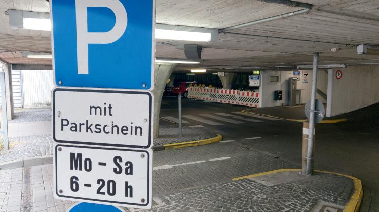 Die Aufforderung zum Parkschein-Ziehen (hier am Parkdeck Nienstadtstraße) kann man an den Adventssamstagen ignorieren.