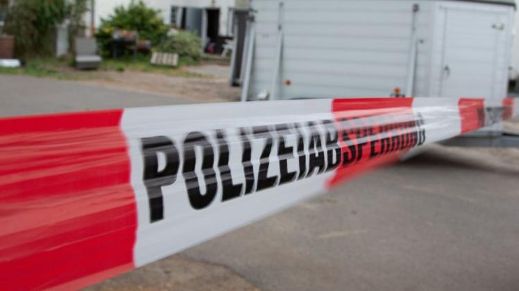 Nach dem Mord an André Piontek auf seinem Reiterhof an der Ulzburger Landstraße: Ein Absperrband markiert das Gelände als Tatort und hält Unbefugte fern
