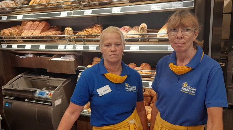 Die Verkäuferinnen Cornelia Kaminski (links) und Roswitha Schröder stehen am 7. September in einer Filiale der Bäckerei Sönke Petersen in Niebüll.