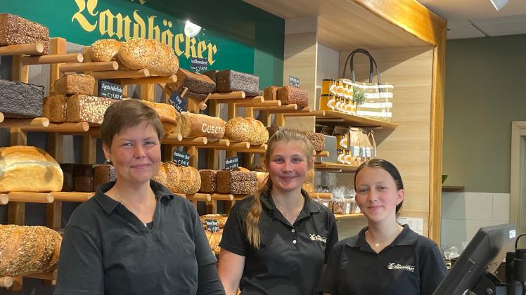 Meiken Jensen mit ihren Auszubildenden in der Bäckerei in Borgsum. 