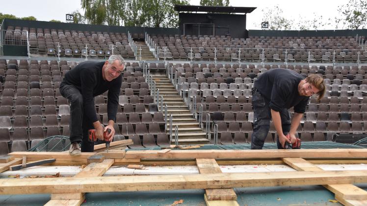 Bühnenbauer Jörg Brombacher und sein Sohn Adrian packen beim Abbau der Festspiele-Bühne mit an. 