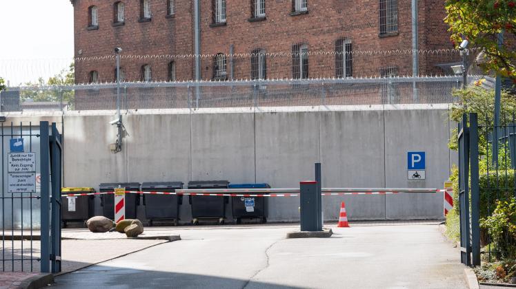 Die Zufahrt auf das Polizeigelände in Itzehoe ist derzeit mit Flatterband abgesperrt, weil die rückwärtige Gefängnismauer saniert werden muss. 