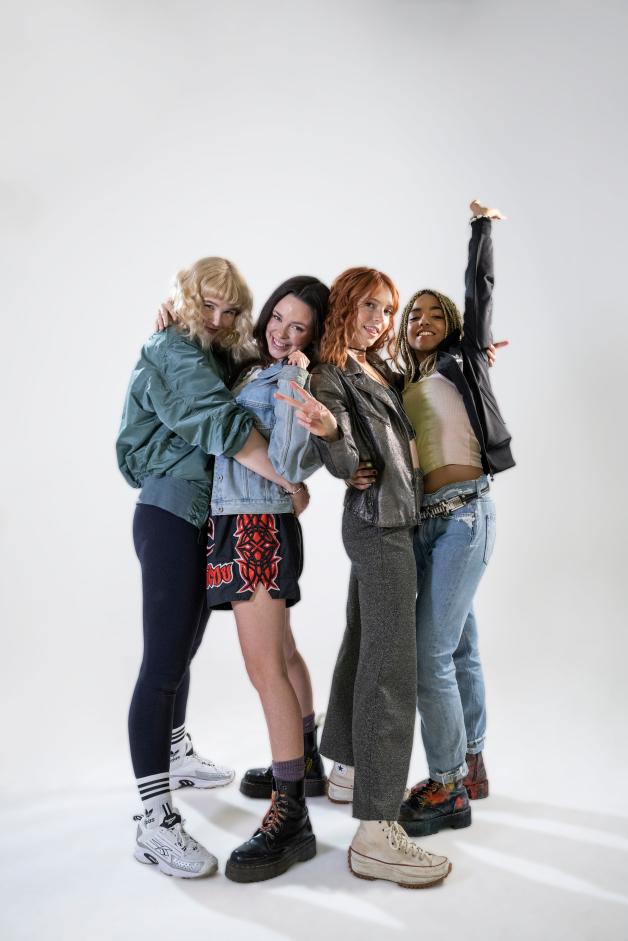 Ella (Lina Larissa Strahl), Anais (Safira Robens) , Romy (Malene Becker), Cahide (Tijan Marei) wollen bei einem Songcontest mitmachen. 