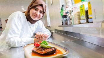 Die Osnabrücker Lebensmittelingenieurin Fehime Dogan hat ihren Job als Qualitätsmanagerin in der Industrie gegen ein eigenes Catering-Unternehmen getauscht.