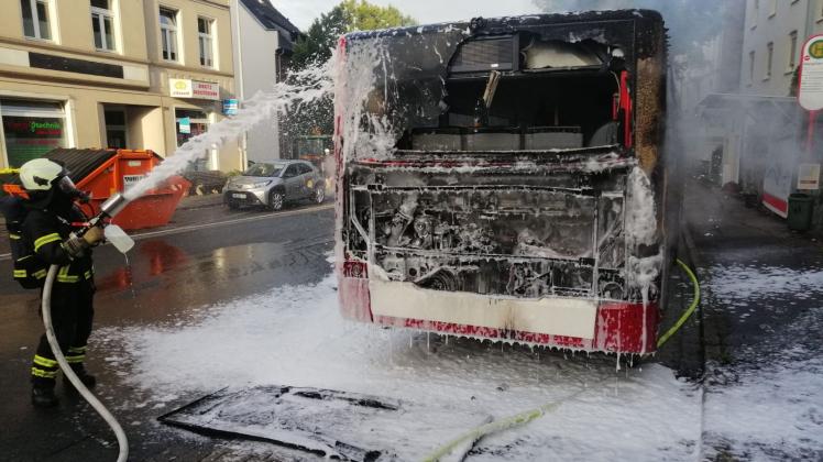 Schulbus brennt - Busfahrer bringt Kinder in Sicherheit