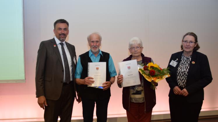Rainer Hinrichs (links) und Maike Wilken mit den Geehrten Ernst Petersen und Hella Koops.