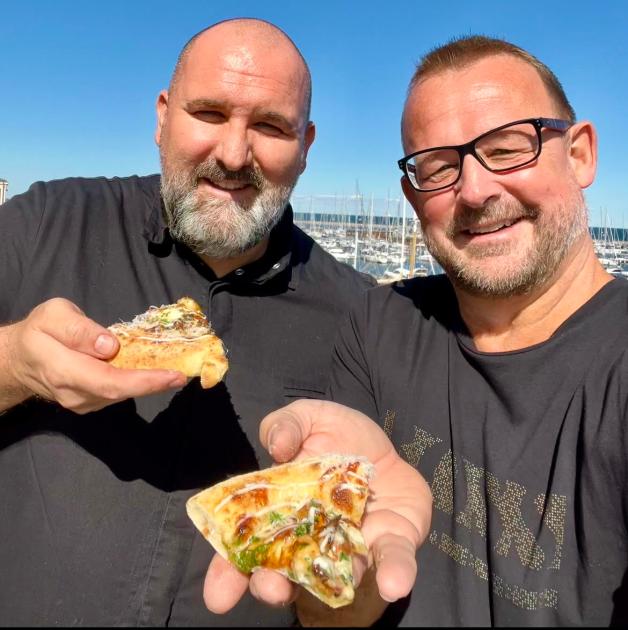 Knusprig. locker, saftig, lecker: André Münch (l.) und der Autor präsentieren auf dem Balkon des Gourmetrestaurants „Der Butt“ die perfekte Pizza.