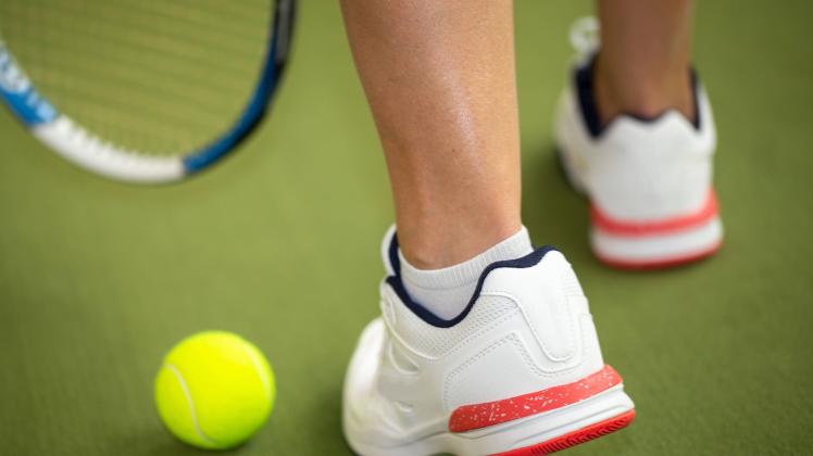 Symbolbild Tennis: Nahaufnahme von einer Tennisspielerin in der Halle *** Symbol image tennis close up of a tennis play