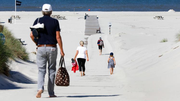Amrum - Erste Touristen nach Corona Lockerungen wieder da Urlauber gehen zum Strand auf der Insel Amrum. In Schleswig-H
