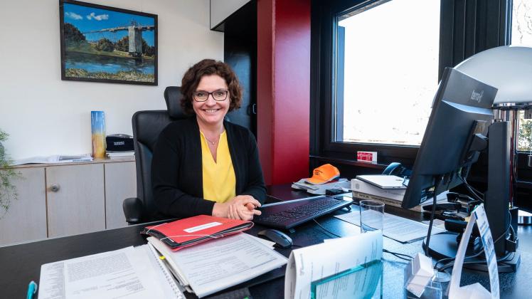 Rendsburgs Bürgermeisterin Janet Sönnichsen an ihrem Arbeitsplatz. 