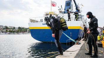 Den Flensburger Hafen bezeichnet Offizier Adam Priefer als "ideal" für die Tauchausbildung, bevor die Studenten in der offenen Ostsee tauchen.