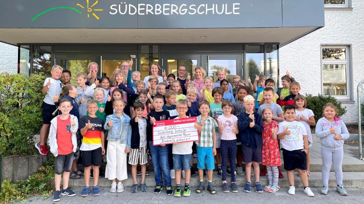 Über einen Scheck in Höhe von 4.000 Euro freuen sich die Schülerinnen und Schüler der Süderbergschule in Hilter. Davon wird ein besonderer Raum für sie gebaut.