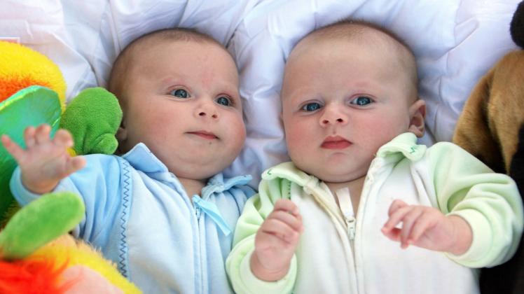 Two baby boys twin brothers PUBLICATIONxINxGERxSUIxAUTxONLY Copyright: GalinaxBarskaya 30248165
