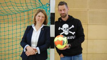 Schleswig-Holsteins Justizministerin Kerstin von der Decken und Jan-Philipp Kalla, ehemaliger Profi des FC St. Pauli, unterstützen das Projekt, das Jugendlichen den Start in ein neues Leben erleichtern soll. 