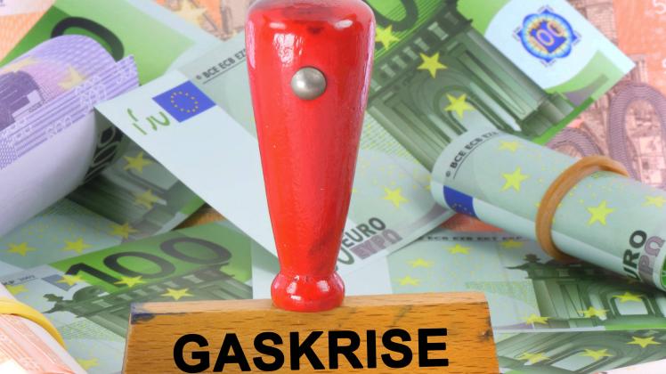 Stempel mit Aufdruck Gaskrise mit Geldscheinen und Euromuenzen zum Thema Gaskrise Symbolbild zum Thema Gaskrise *** Stam