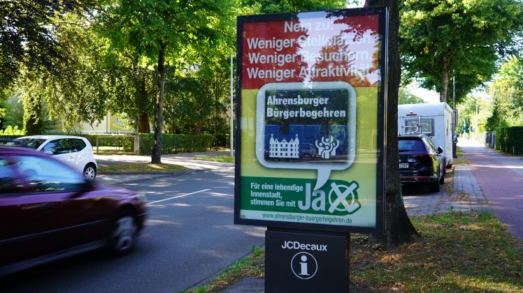 Die Initiatoren des Bürgerbegehrens sehen die Attraktivität der Stadt Ahrensburg durch den Abbau von Parkplätzen bedroht.  Die Ahrensburger SPD-Fraktion veranstaltet eine Informationsveranstaltung zum baldigen Bürgerentscheid. 