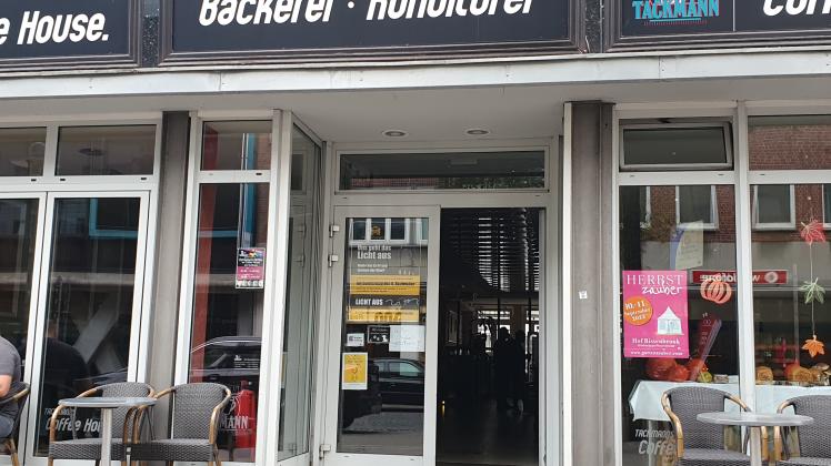Am Donnerstag blieb es dunkel in der Tackmann-Filiale am Kuhberg. Die Bäckerei beteiligt sich damit an einer Protestaktion der Bäckerinnung.