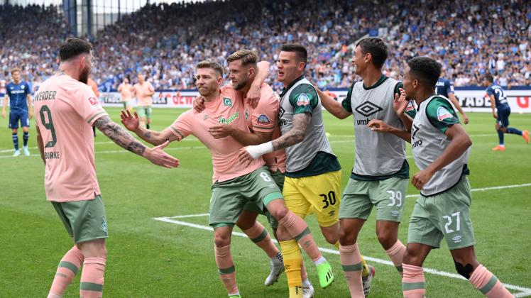 Jubel 0:1, v.li., Oliver Burke (Werder Bremen), Mitchell Weiser (Werder Bremen), Niclas Füllkrug (Werder Bremen), Torwa