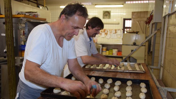 Noch fertigen Bäckermeister Dirk Rehbehn (l.), Gerhard Tams und Andy Sarkowski (nicht im Bild) Brötchen, Brote, Gebäck, Kuchen und Torten in der Backstube. Am 30. November ist Schluss, dann gehen in der Backstube für immer die Lichter aus.