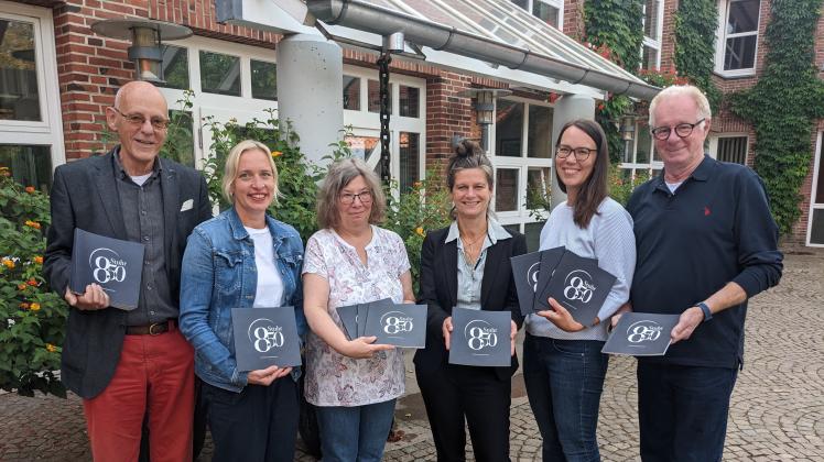 Präsentieren die Broschüre zur 850-Jahr-Feier (von links): Hartmut Müller, Femke Liebich, Elisabeth Heinisch, Bettina Scharrelmann, Frauke Wulf und Uwe Schweers (Orga-Team). 